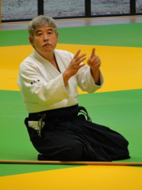La position assise (à genoux)