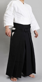 Le Hakama, jupe-culotte traditionnelle portée au-dessus du pantalon du keikogi